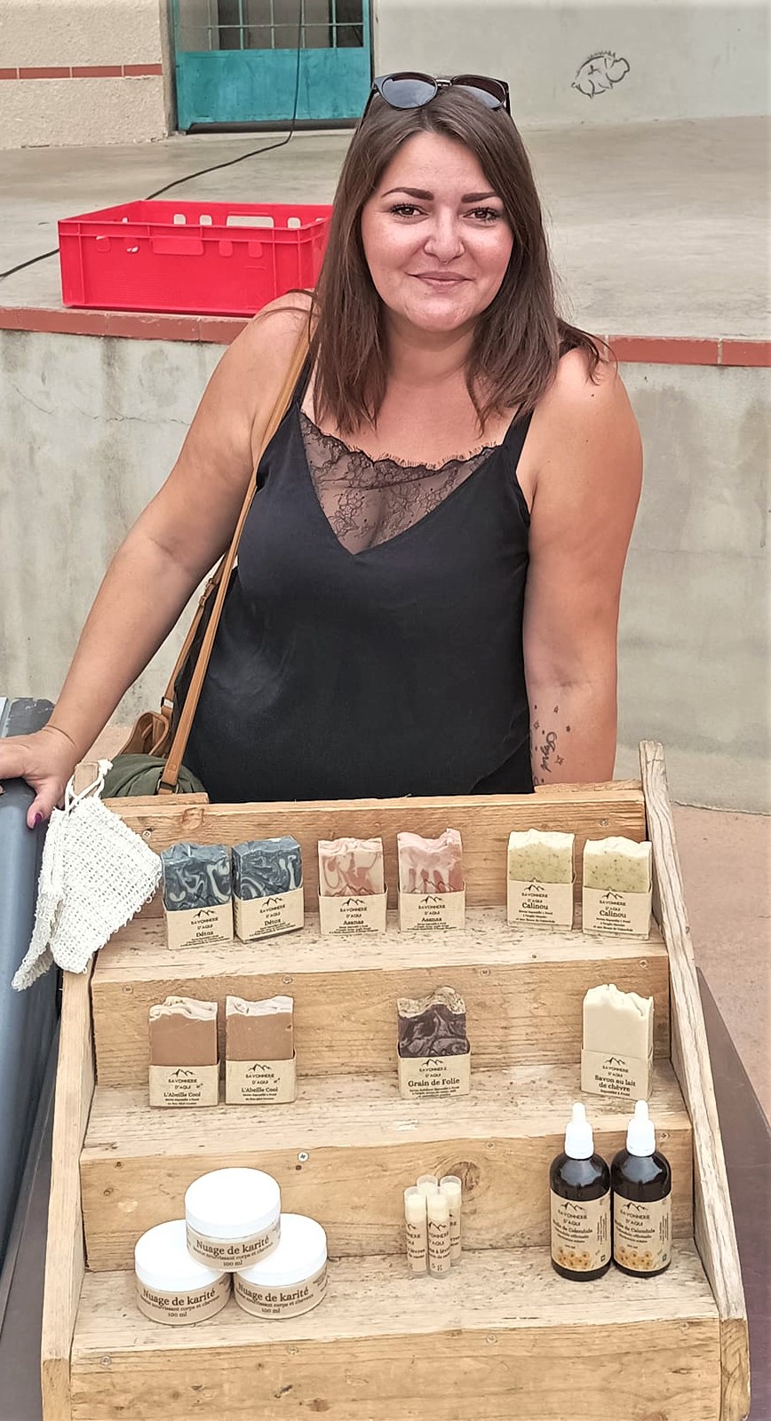 Photo de Doriane la savonnière avec son stand au marché de latour de france